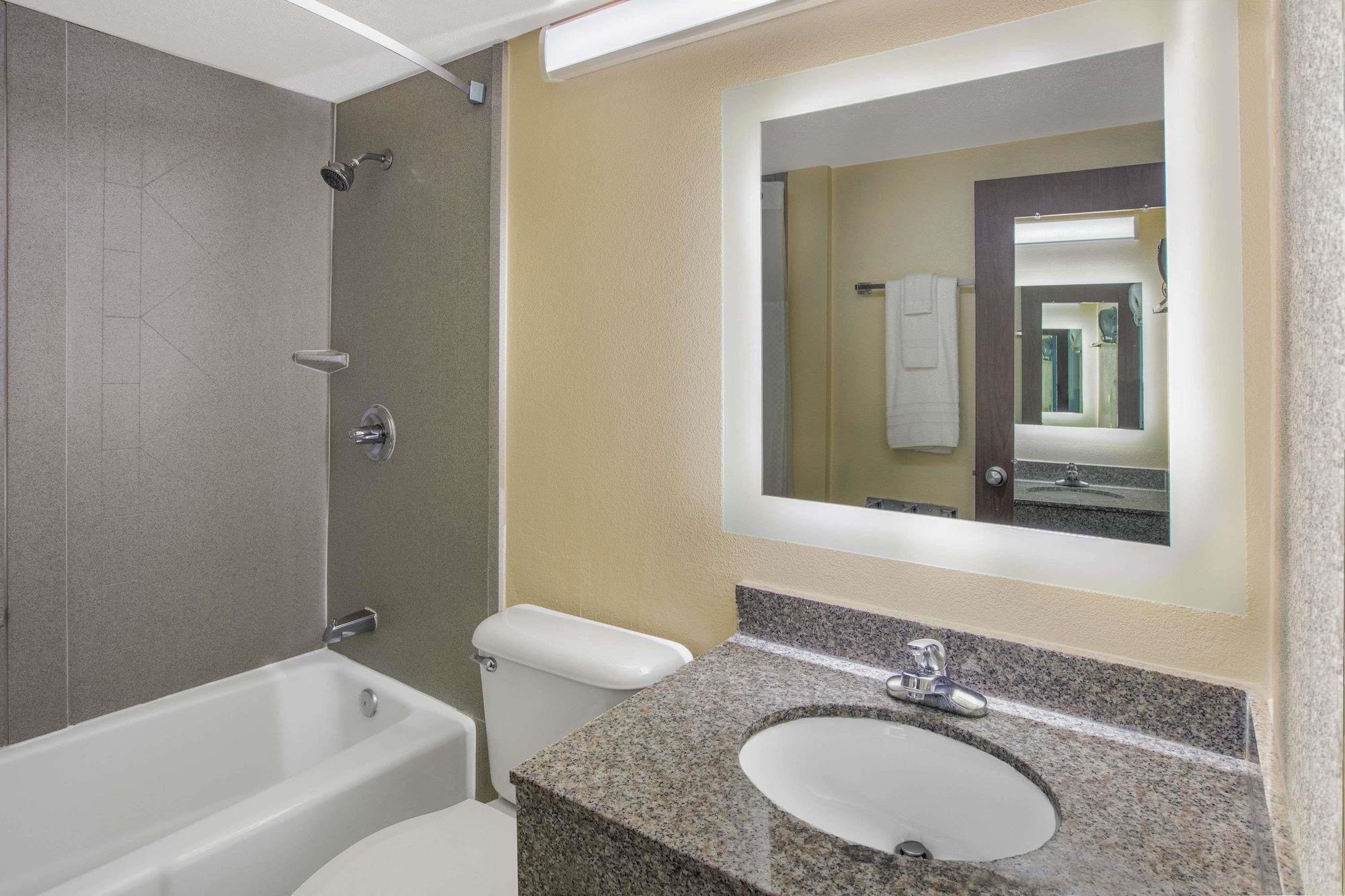 Howard Johnson By Wyndham Oklahoma City Okc Airport, Fairgrounds, I40 Extérieur photo